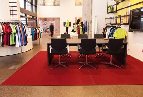 rødt, rektangulært filttæppe i showroom